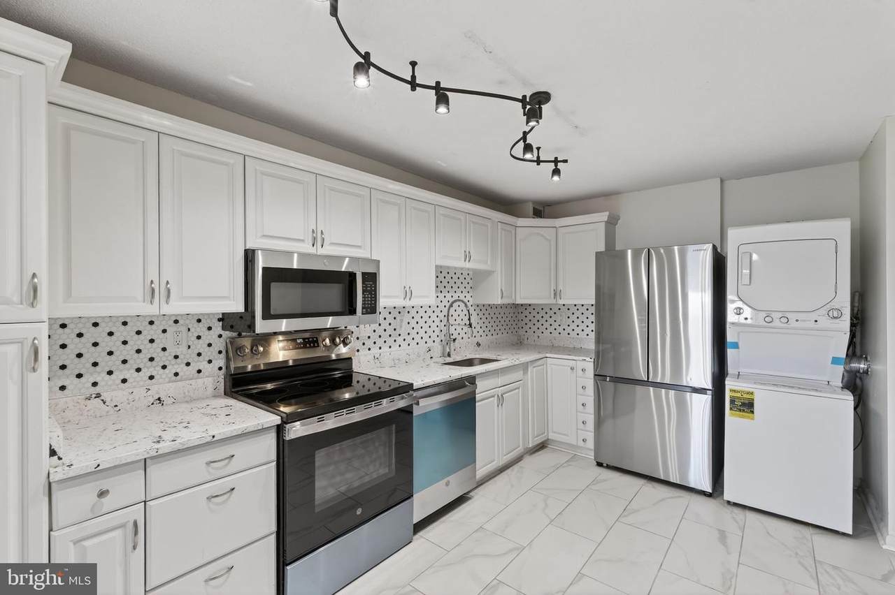 203 Yoakum Parkway - Photo 1