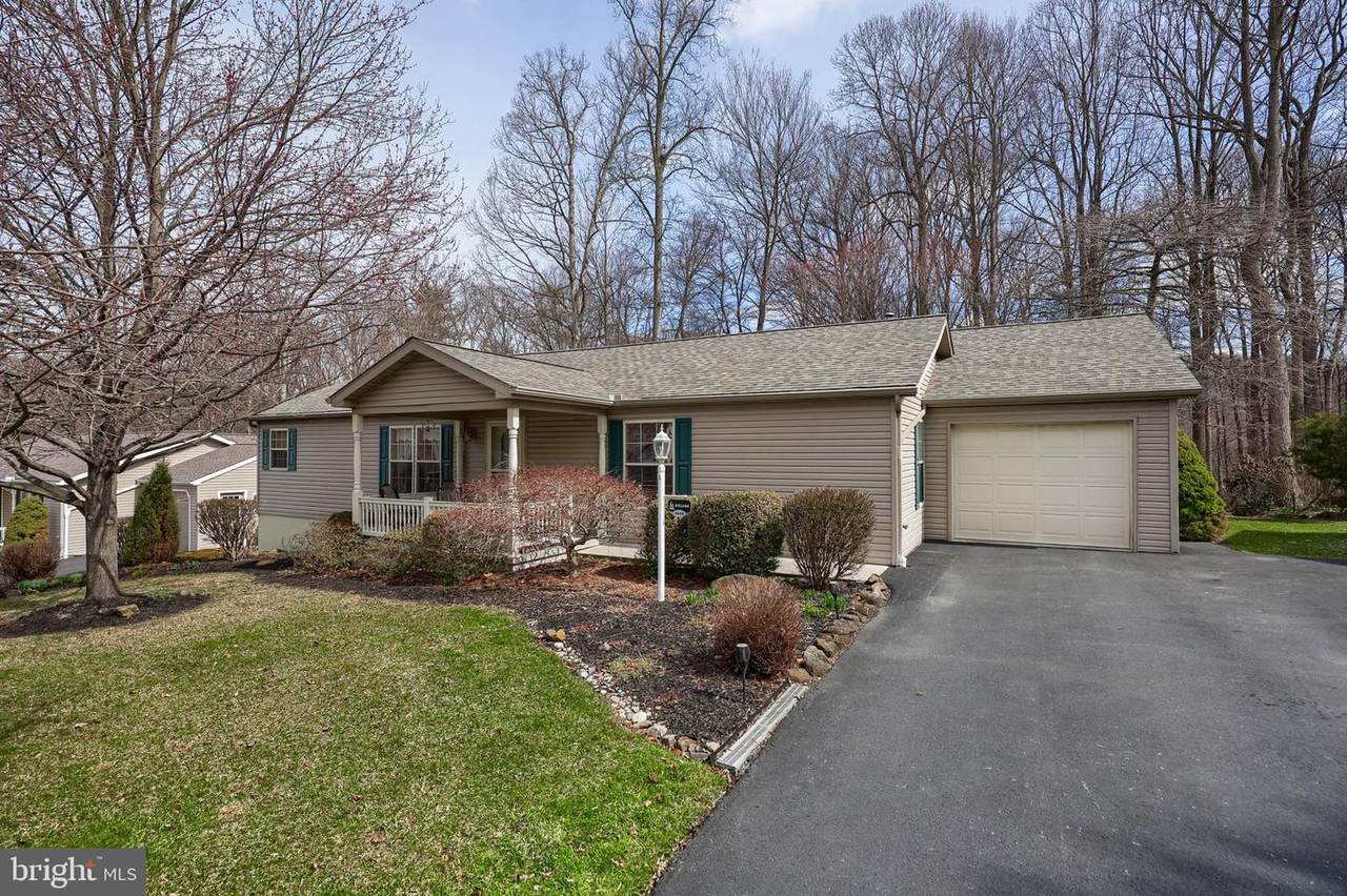 1048 Hemlock Cir - Photo 1