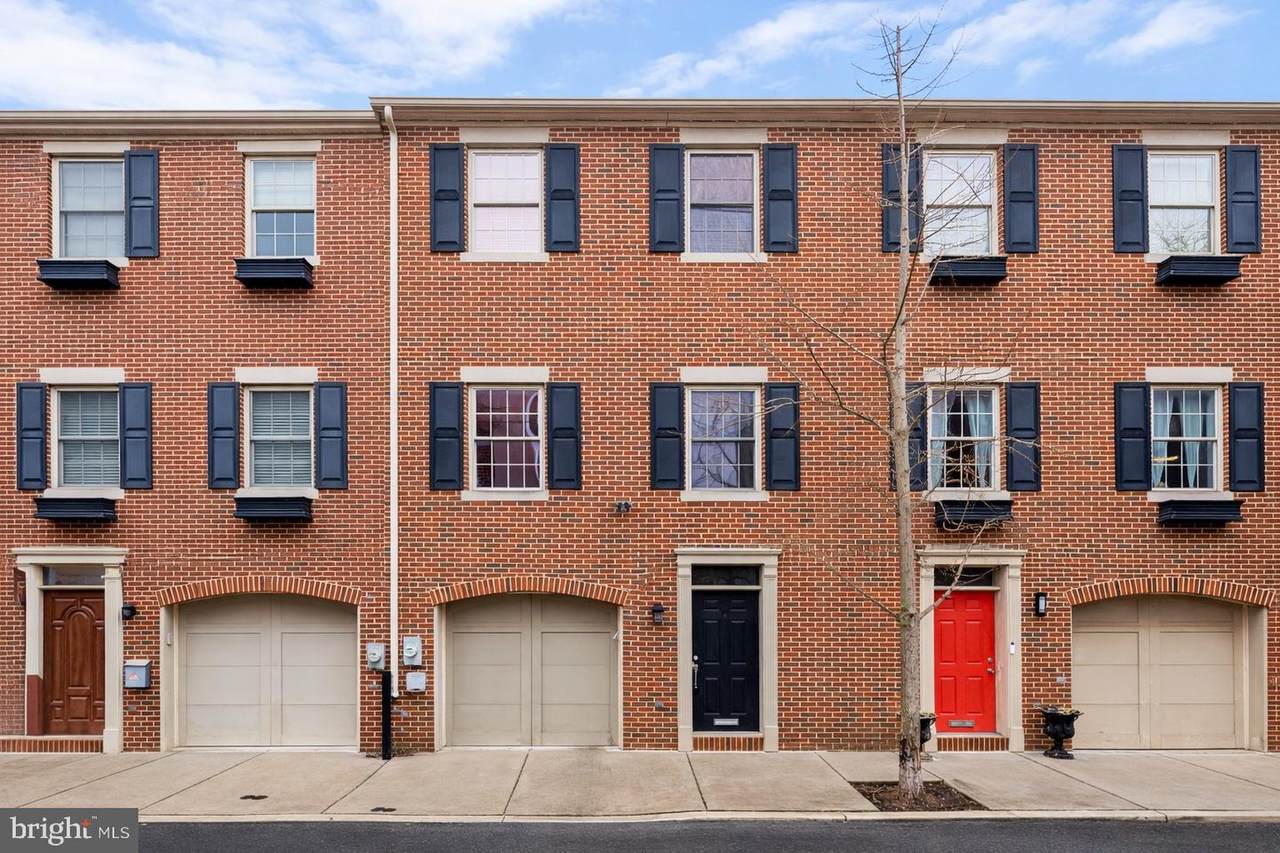 1033 Leithgow Street - Photo 1