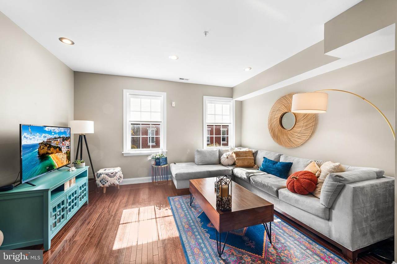 1927 Poplar Street - Photo 1