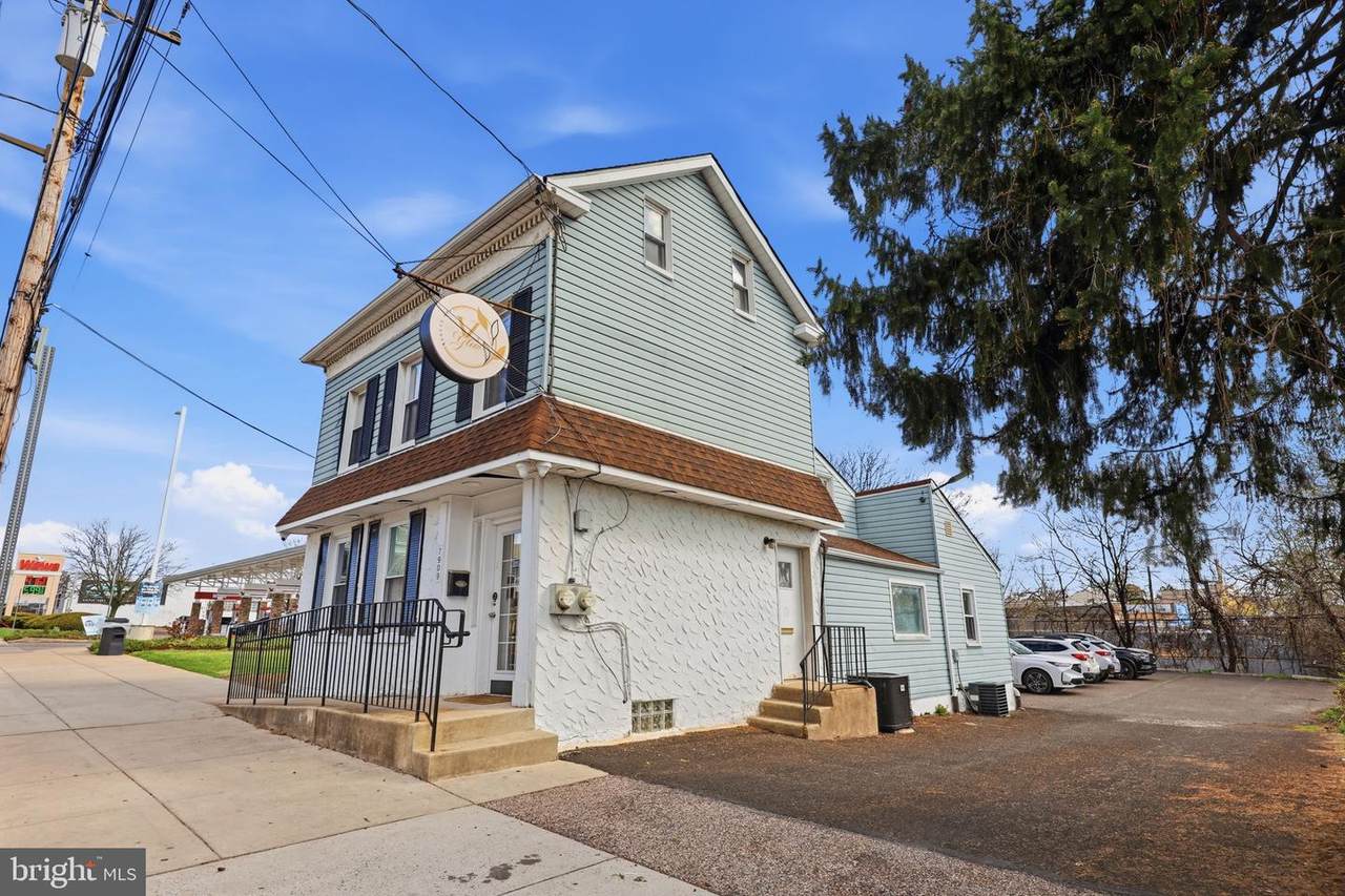 7909 Oxford Avenue - Photo 1