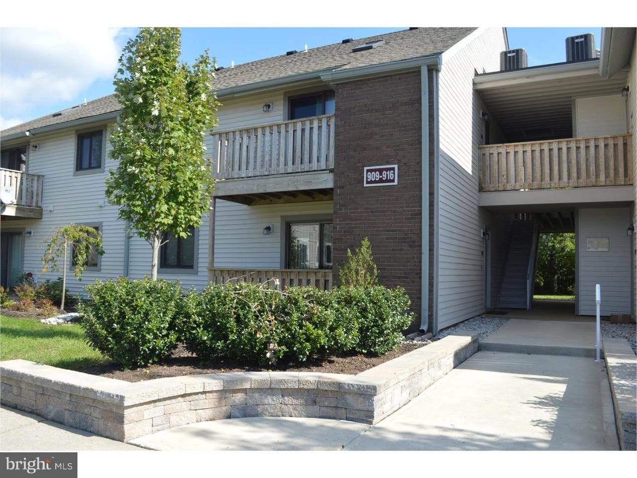 909 Ravens Crest Dr E - Photo 1