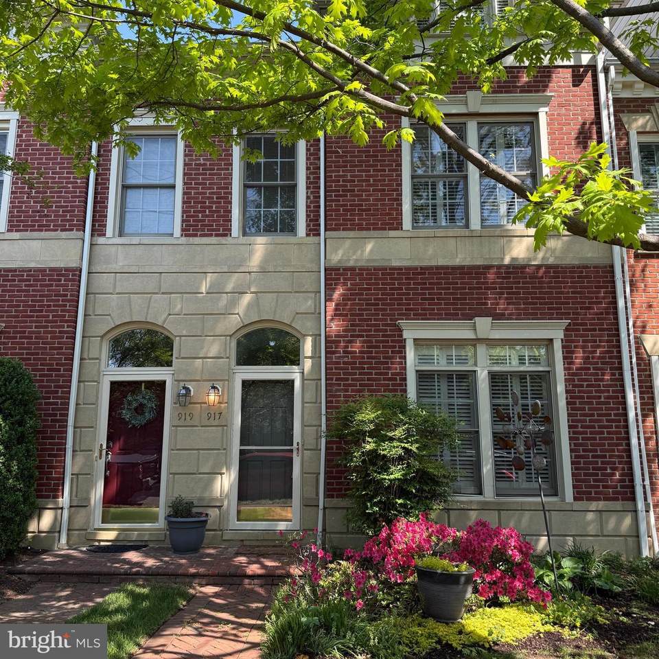 917 Bernard Street - Photo 1