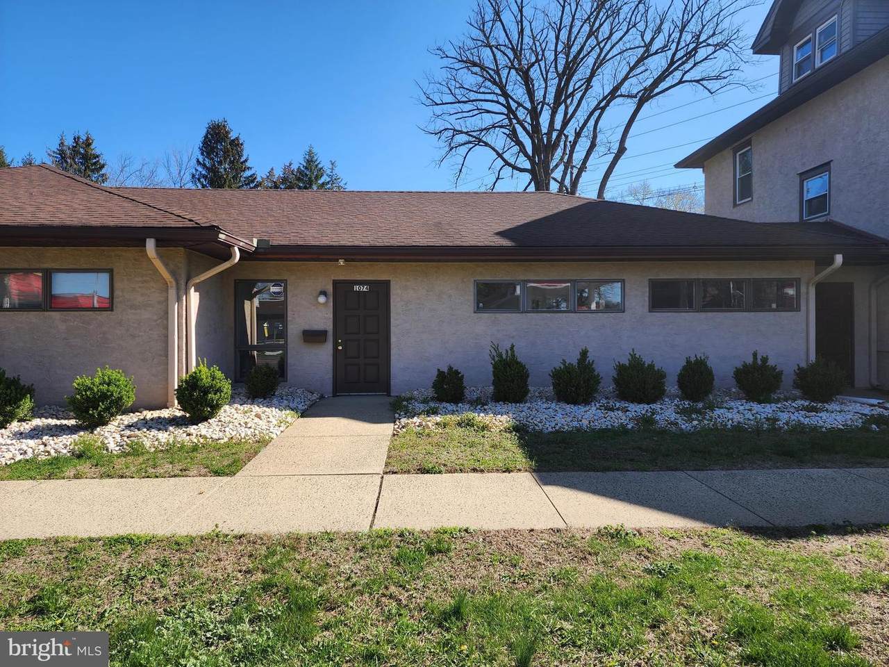 1074 Parkway Avenue - Photo 1