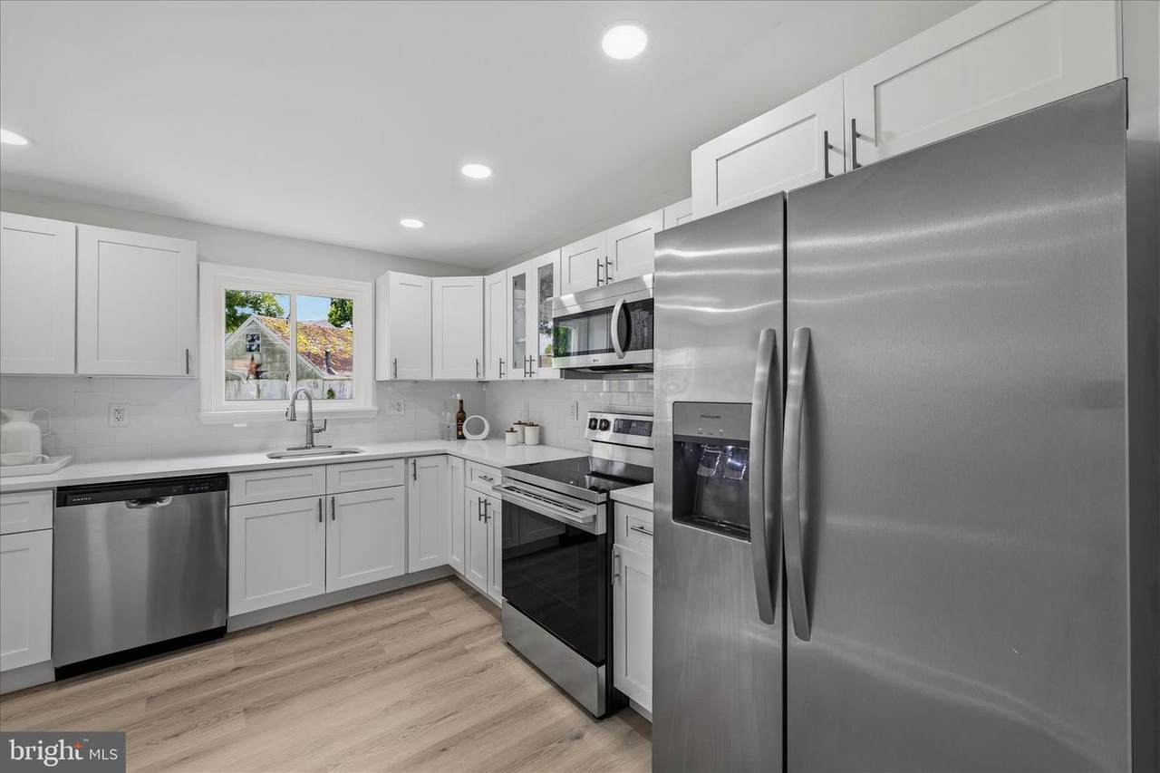 945 Renfrew - Photo 1