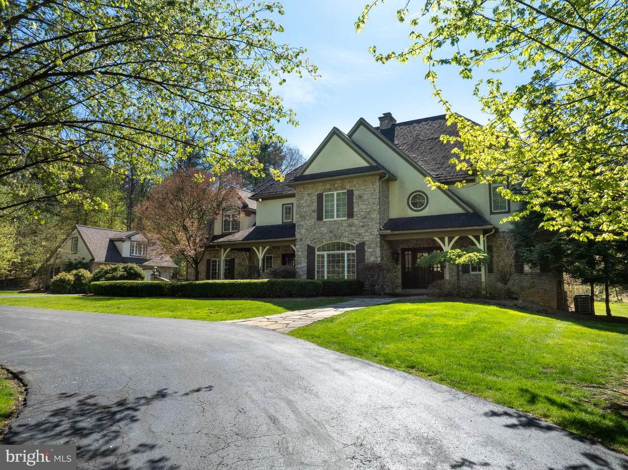 157 Manhasset Court - Photo 1