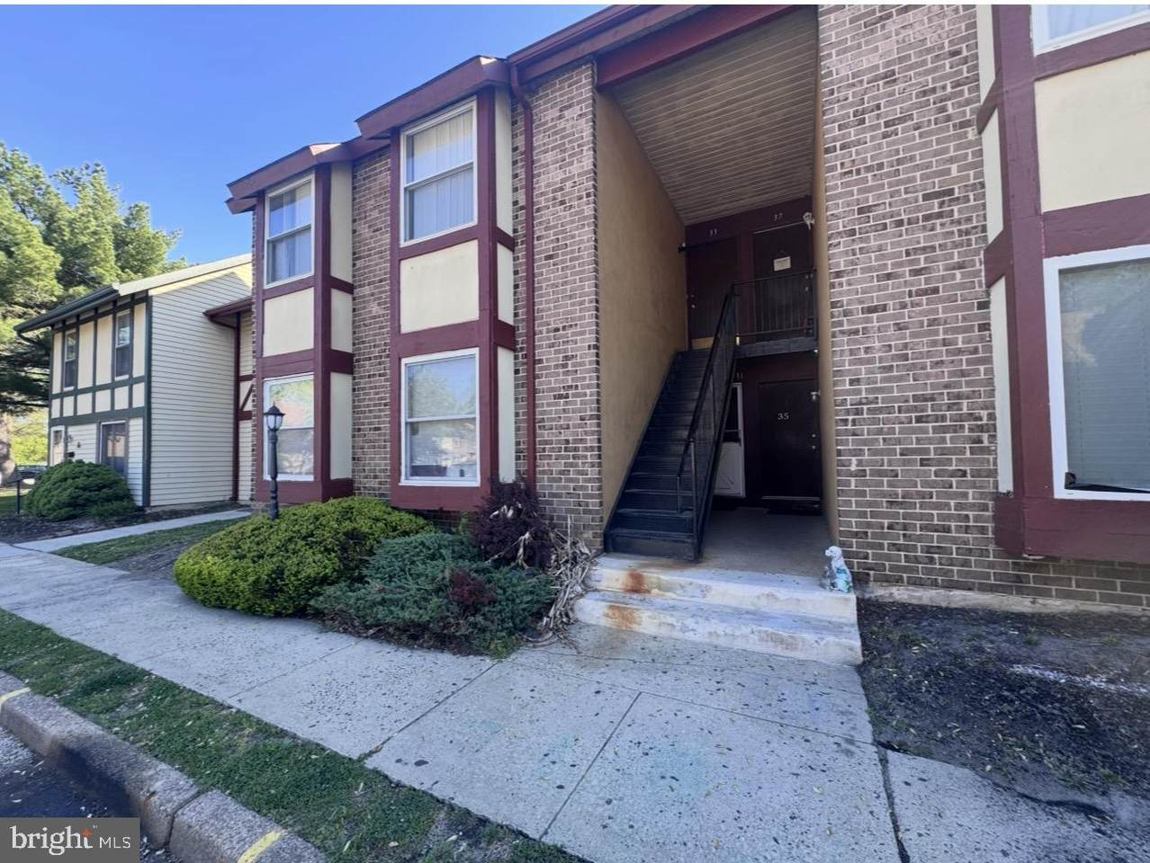 33 Chelsea Circle - Photo 1