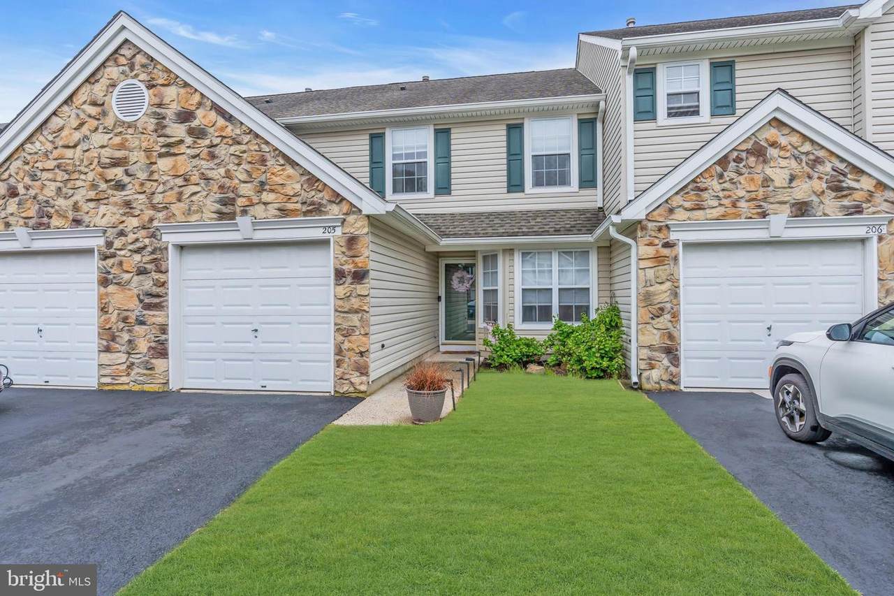 205 Iris Way - Photo 1