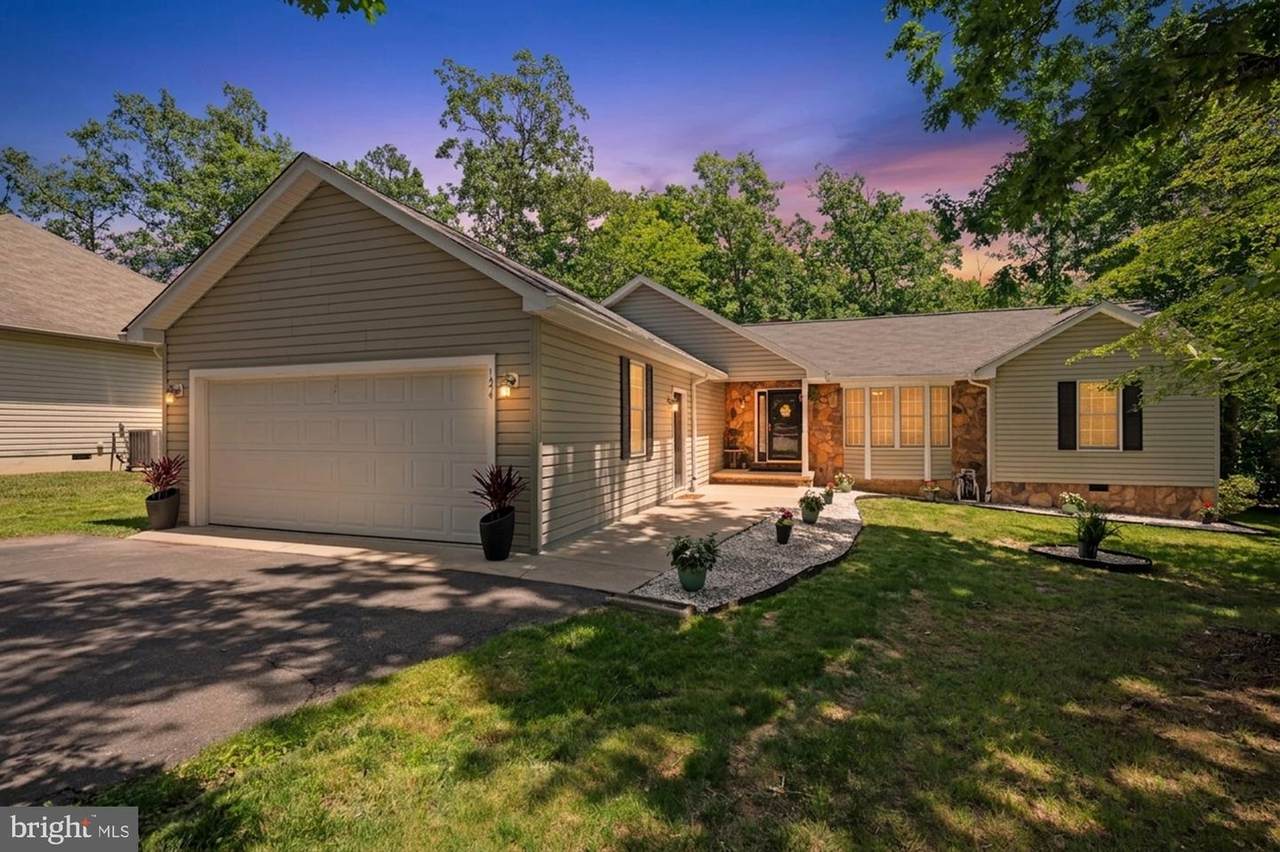 124 Republic Avenue - Photo 1