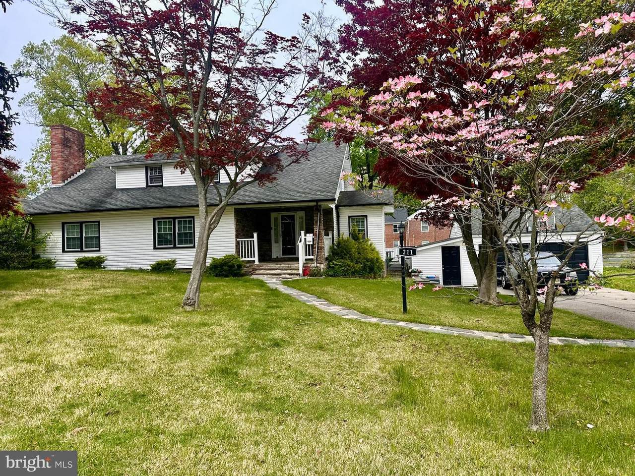 211 Columbia Street - Photo 1