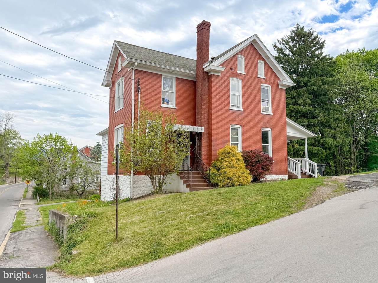 729 Bloomfield Street - Photo 1