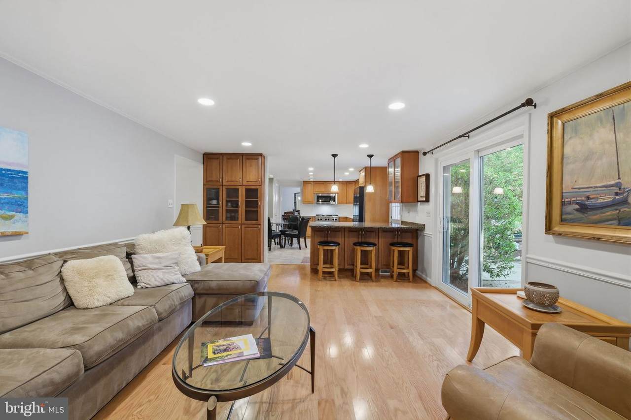 https://bt-photos.global.ssl.fastly.net/brightmls/1280_boomver_1_804976934016-2.jpg