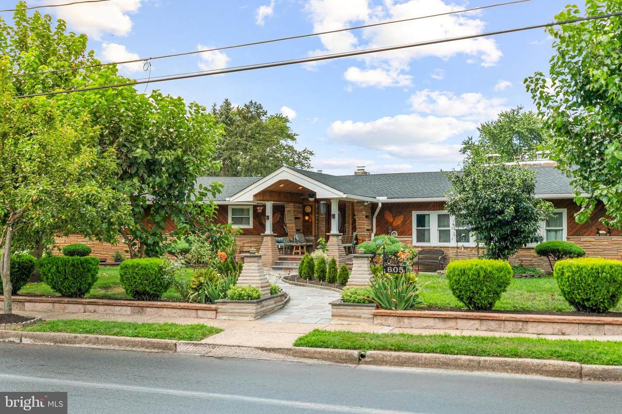 605 8TH Street - Photo 1
