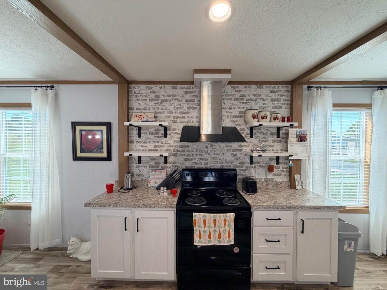 https://bt-photos.global.ssl.fastly.net/brightmls/1280_boomver_1_805015940988-2.jpg