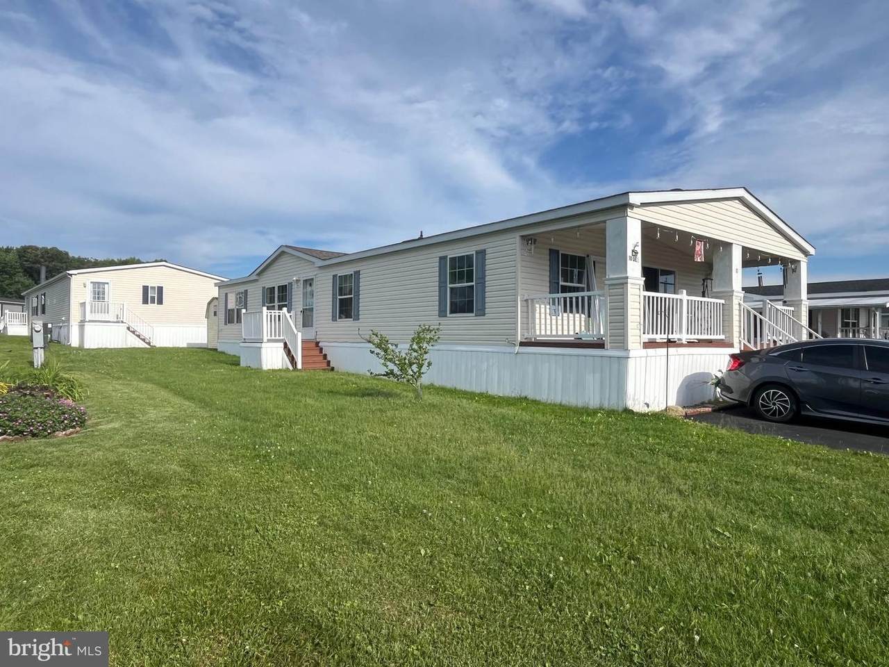 10 Queen Eleanor Drive - Photo 1