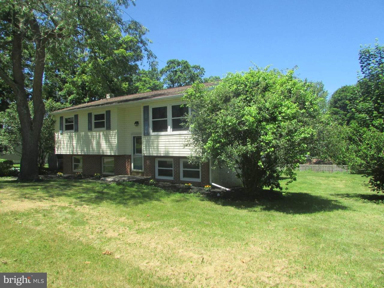 404 Beaverbrook Drive - Photo 1