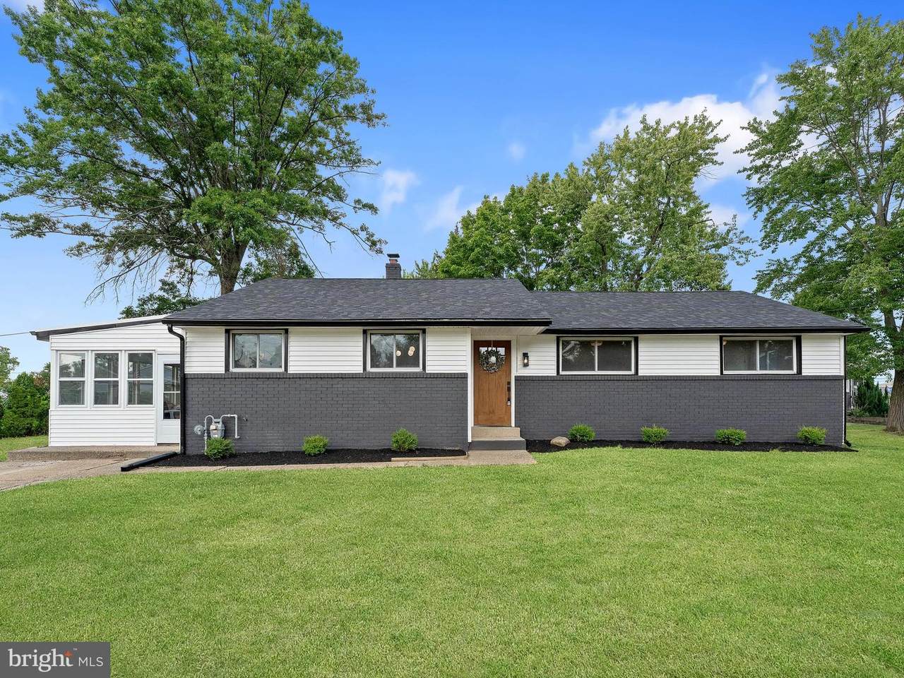 201 Garden Boulevard - Photo 1