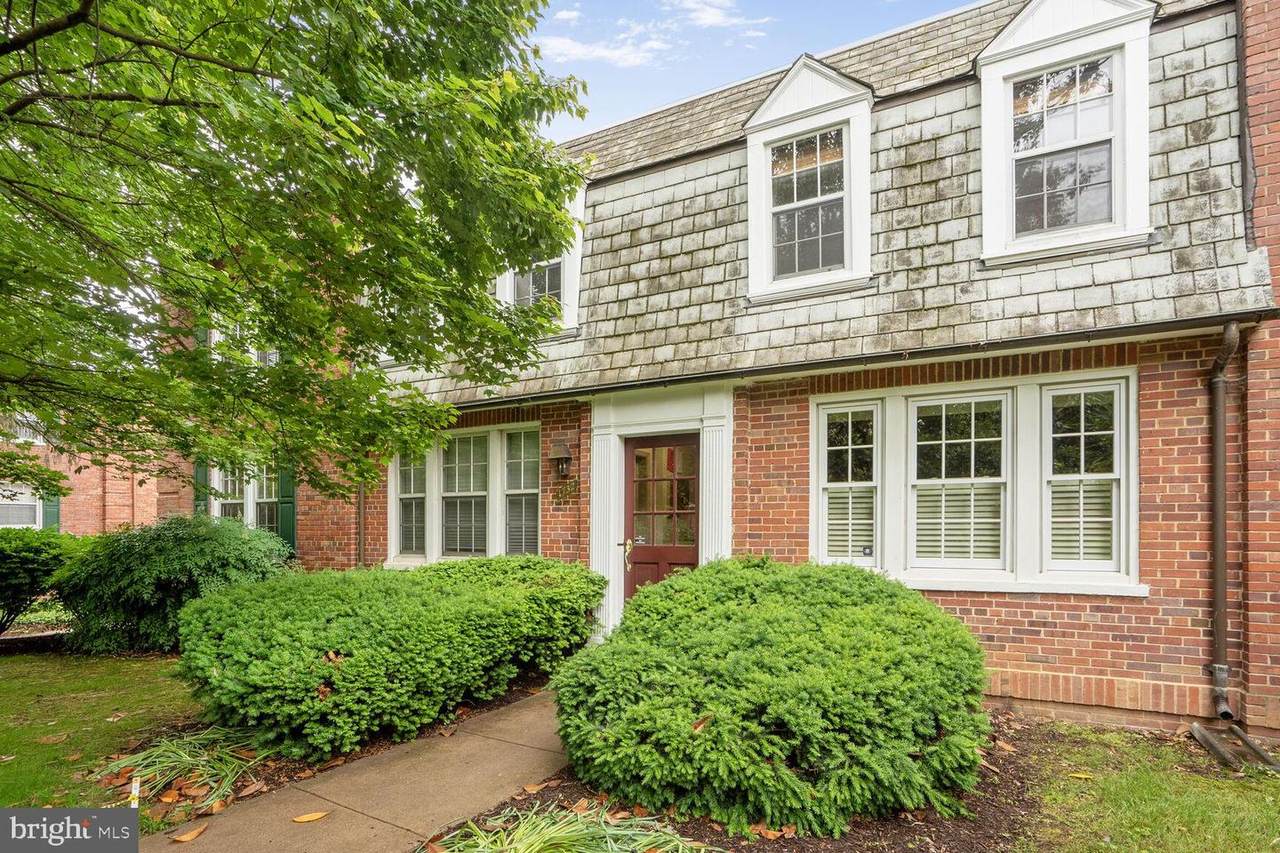 1732 Queens Lane - Photo 1