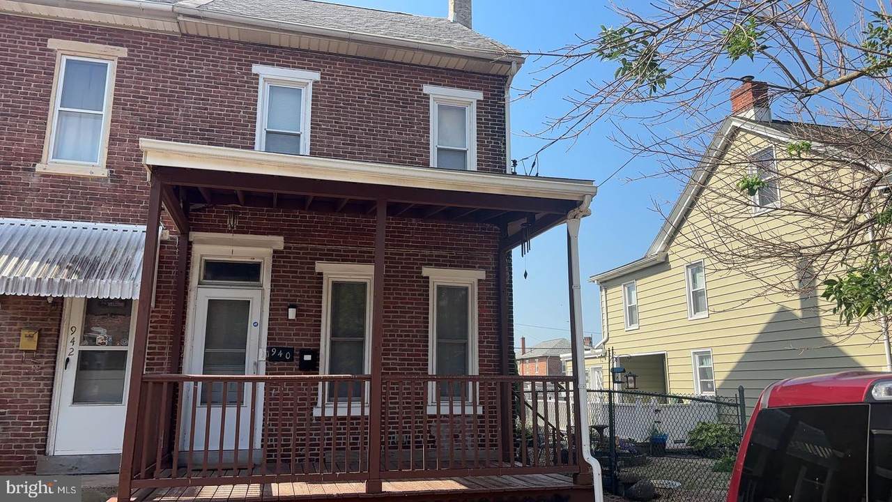 940 Queen Street - Photo 1