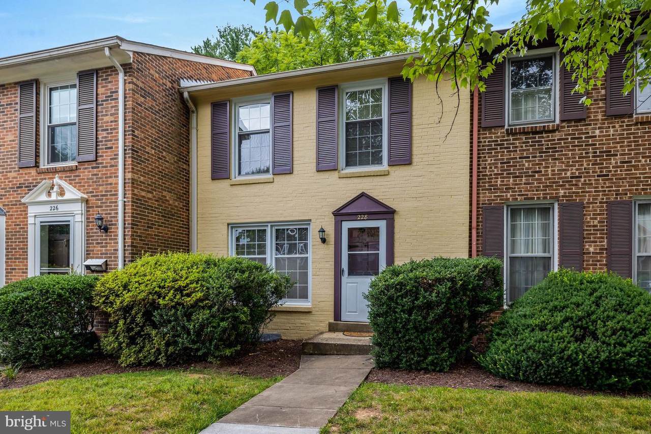 228 Commons Drive - Photo 1