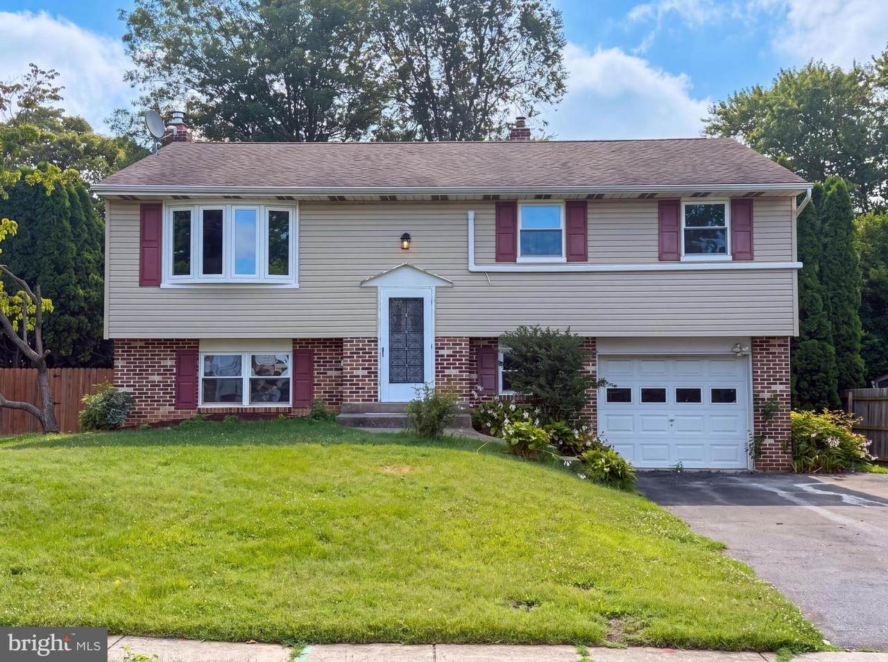 745 Pomander Avenue - Photo 1