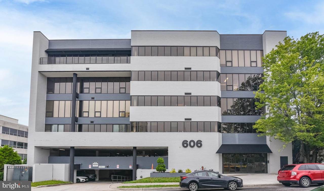 606 Baltimore Avenue - Photo 1