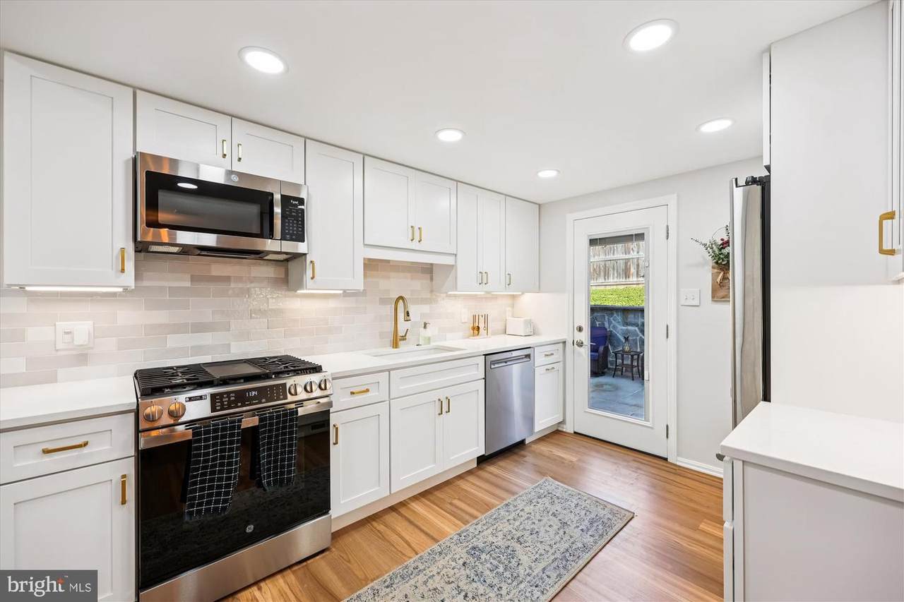 3923 Halsey Street - Photo 1
