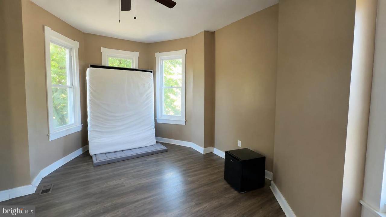 https://bt-photos.global.ssl.fastly.net/brightmls/1280_boomver_1_805182923140-2.jpg