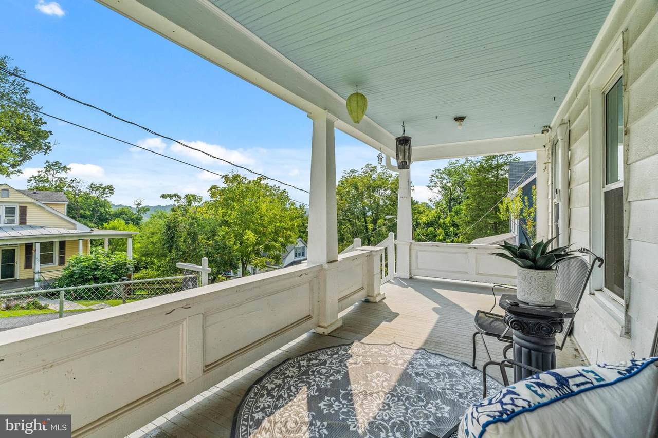 https://bt-photos.global.ssl.fastly.net/brightmls/1280_boomver_1_805187270424-2.jpg