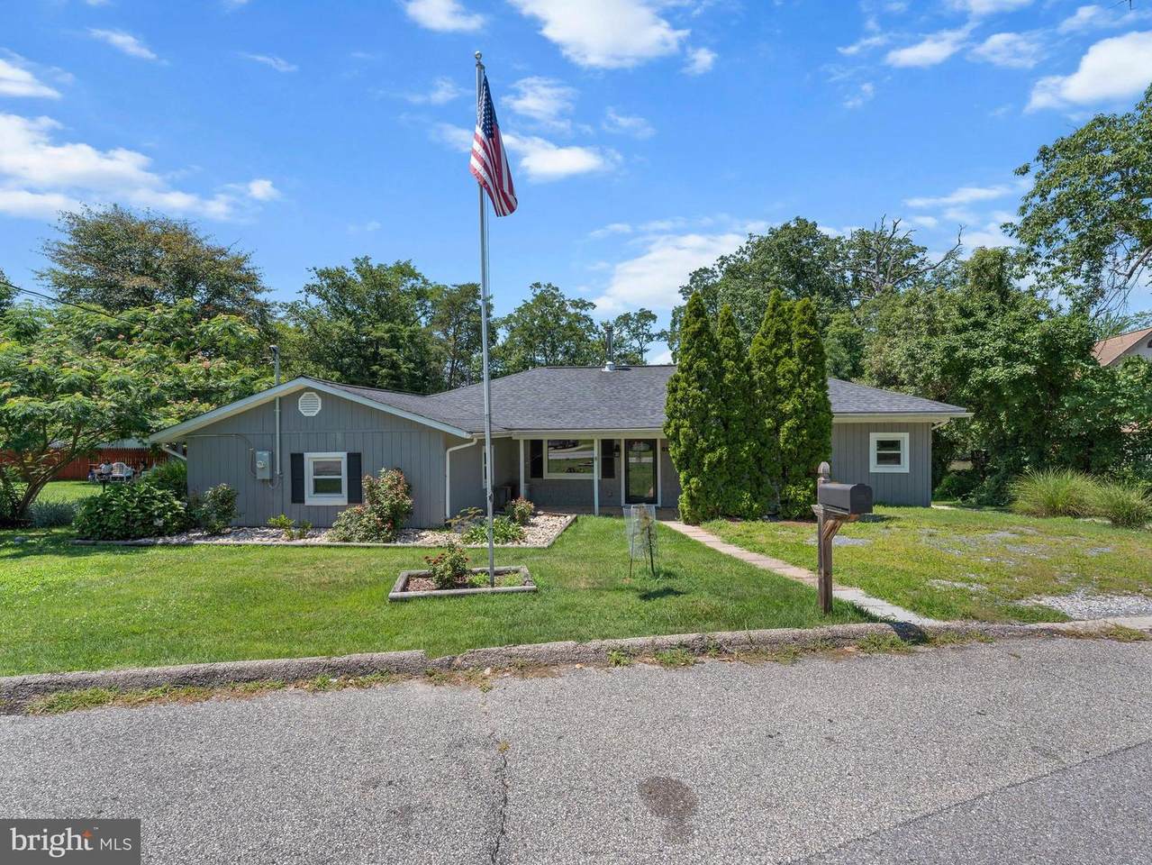 610 Laurel Drive - Photo 1