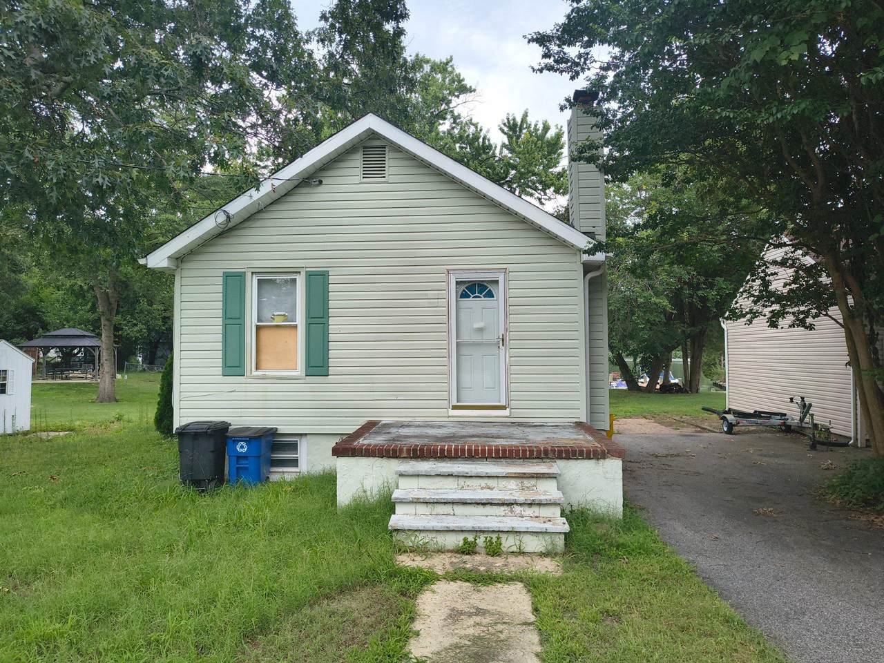 1704 Twickenham Road - Photo 1