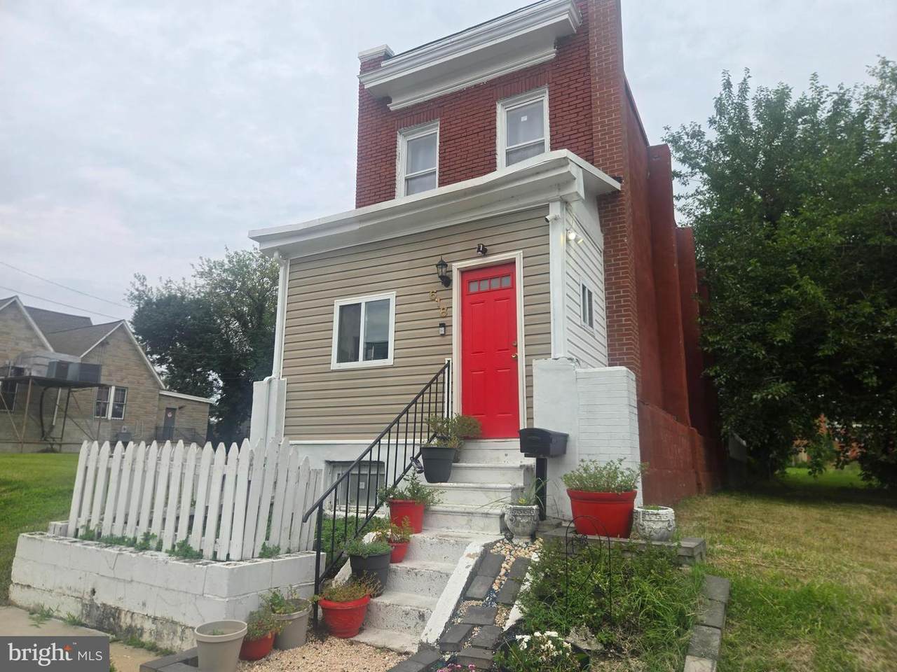 618 Cokesbury Avenue - Photo 1