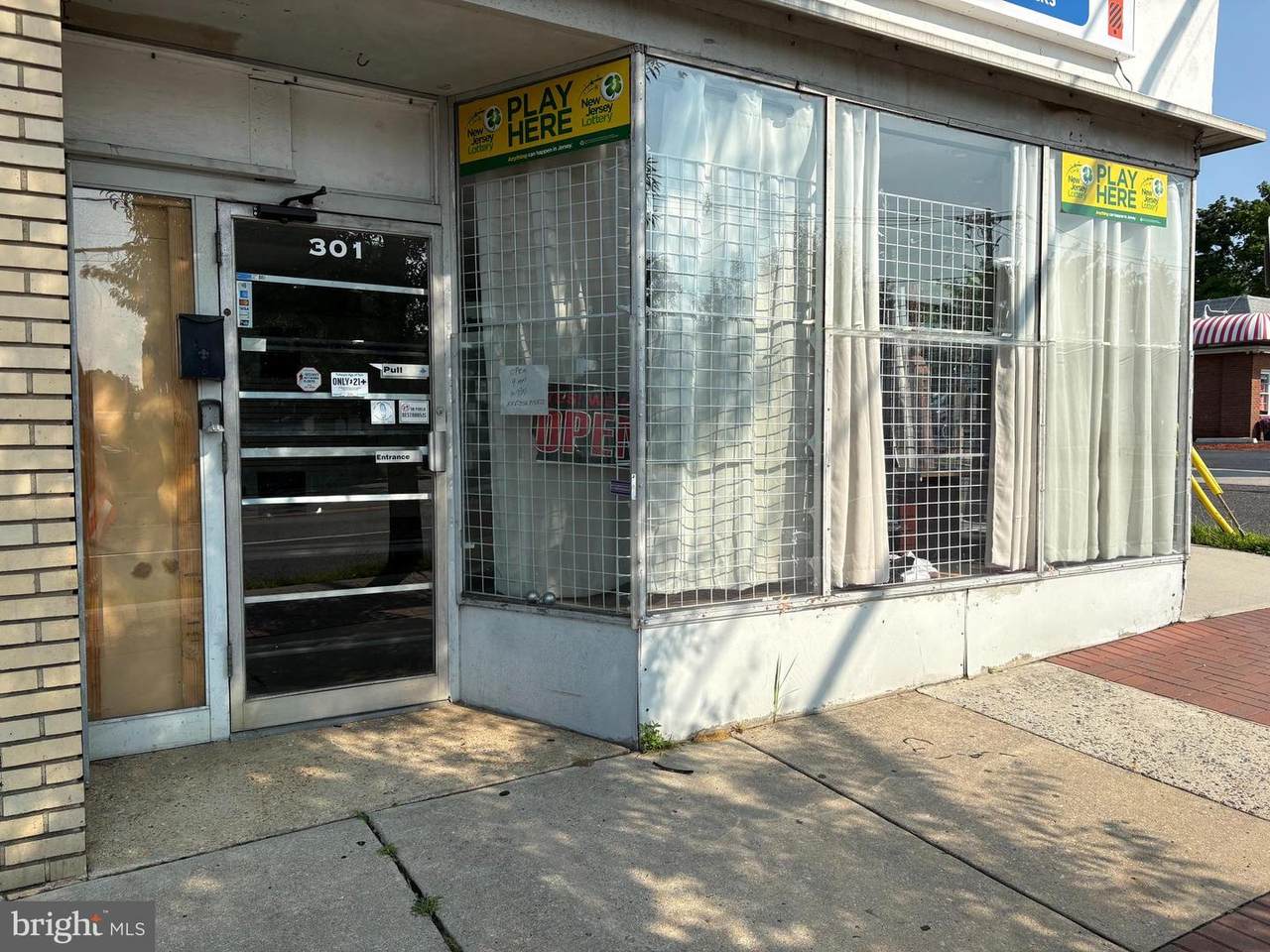 301 Broad - Photo 1