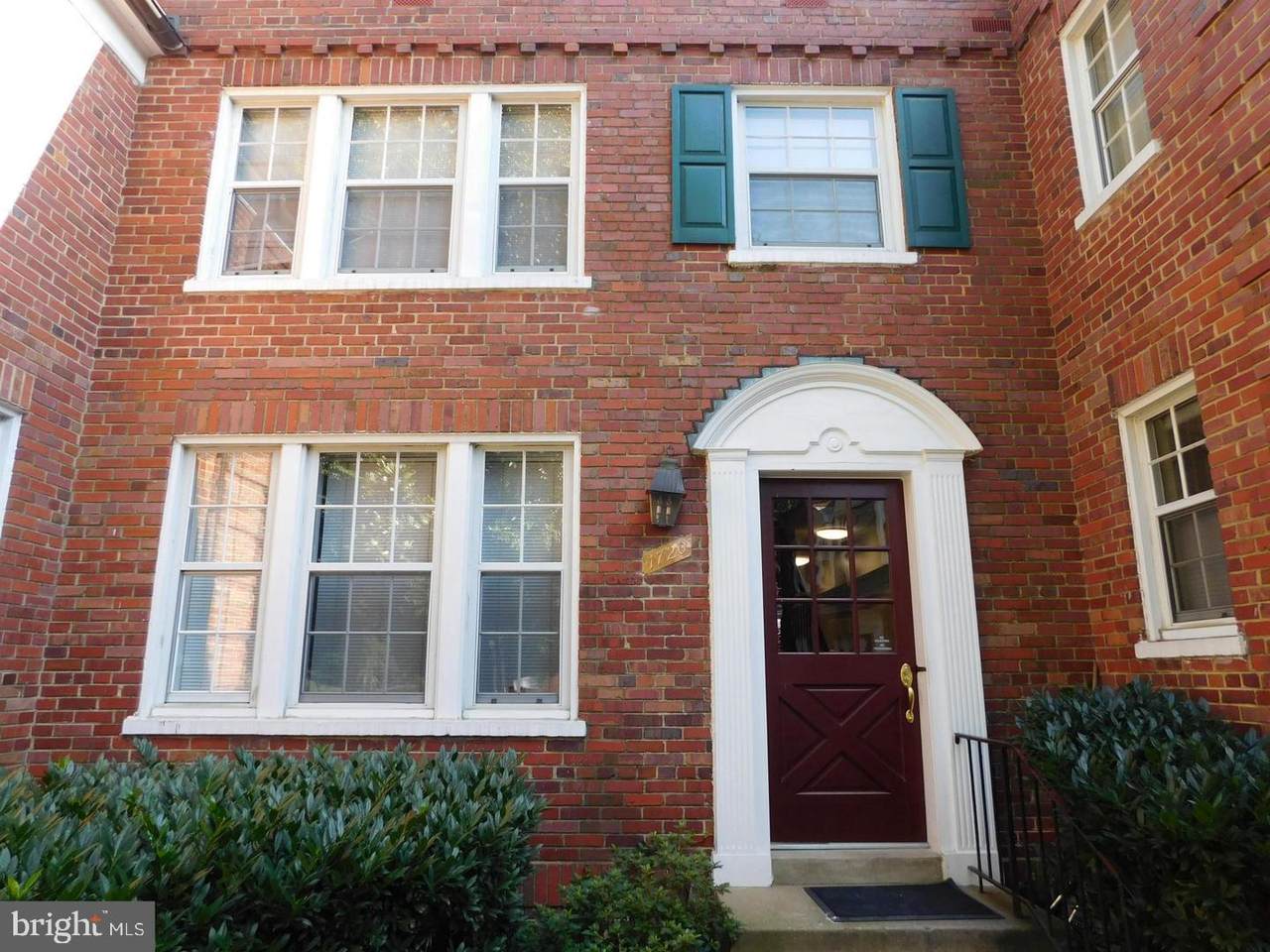 1720 Queens Lane - Photo 1