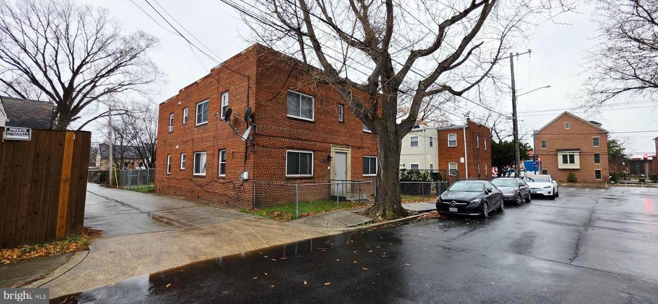 3207 11TH PL - Photo 1