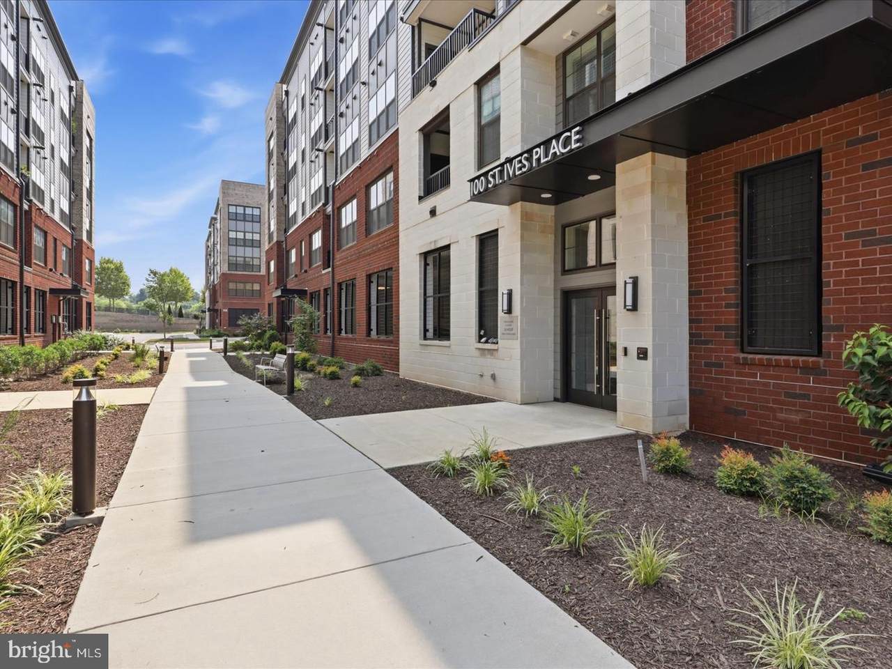 100 Saint Ives Place - Photo 1