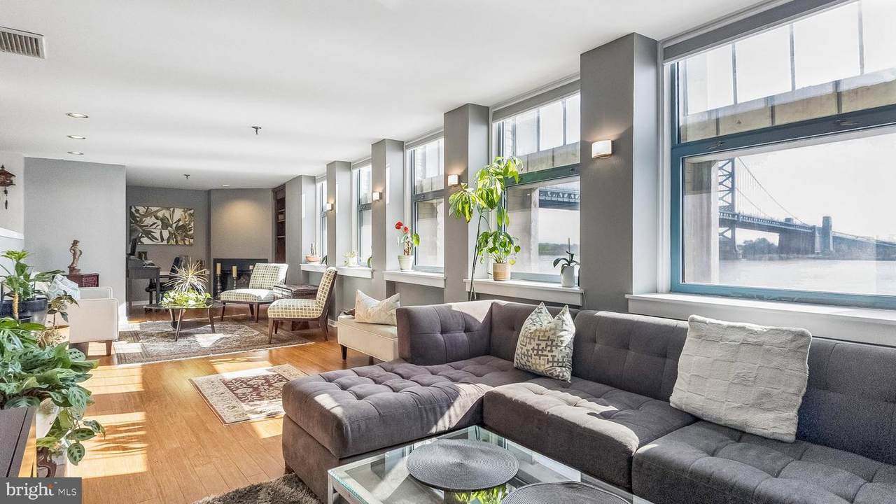 7 Christopher Columbus Boulevard - Photo 1