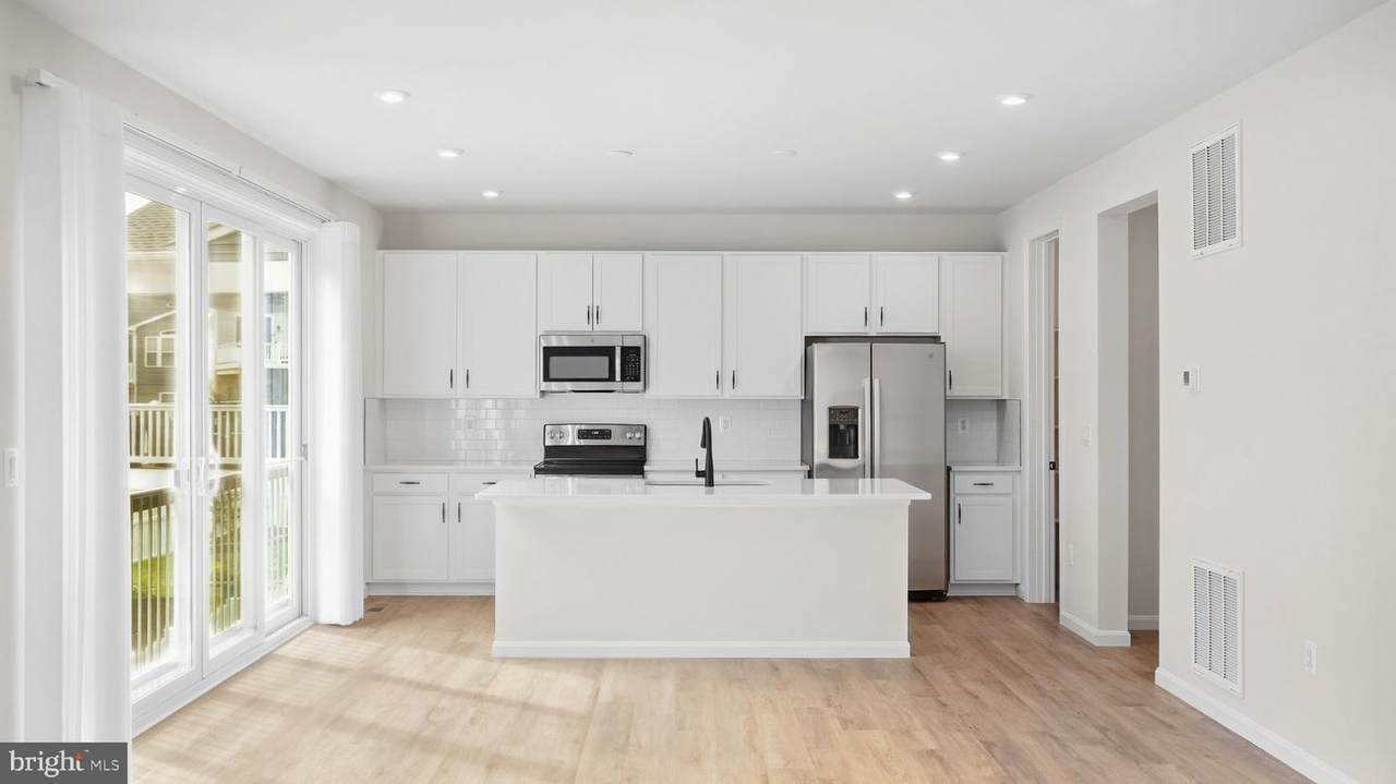https://bt-photos.global.ssl.fastly.net/brightmls/1280_boomver_1_805426077464-2.jpg