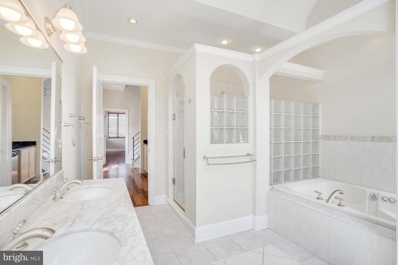 908 Baylis Street - Photo 1