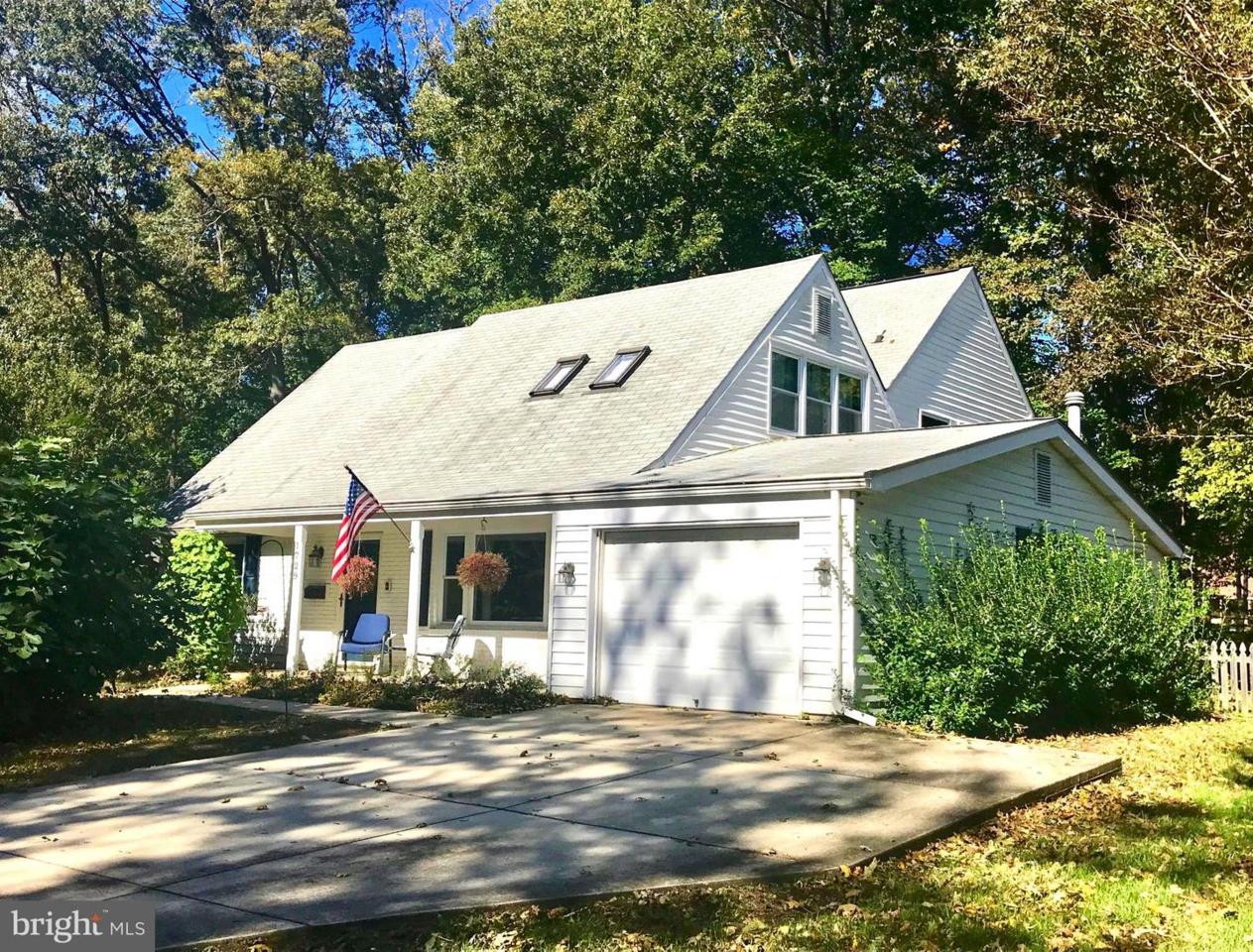 1729 Swinburne Avenue - Photo 1