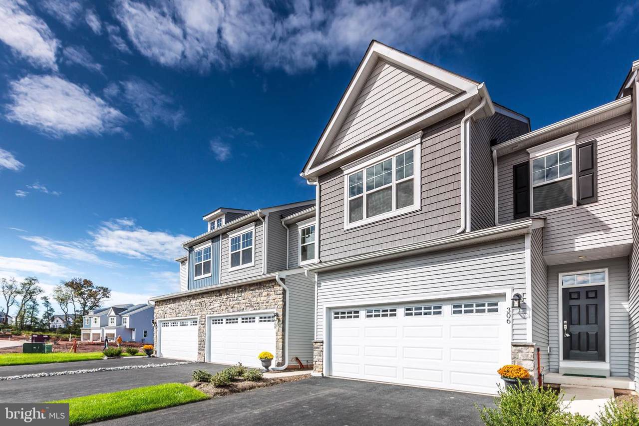 306 Ridgewood Drive - Photo 1