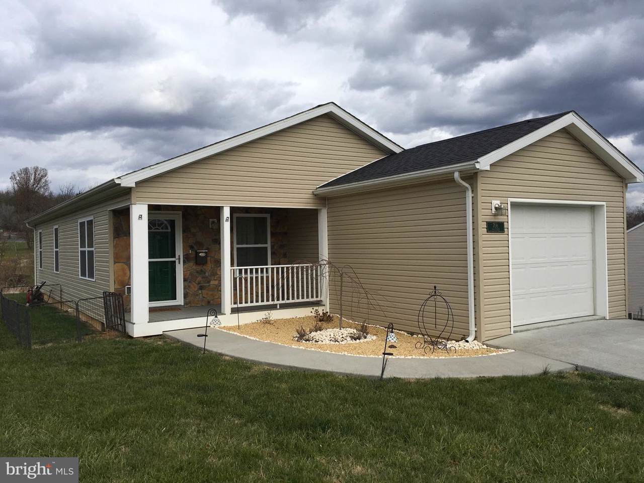 708 Ash Street - Photo 1