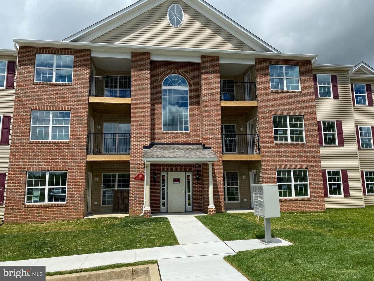 810 Wembley Drive - Photo 1