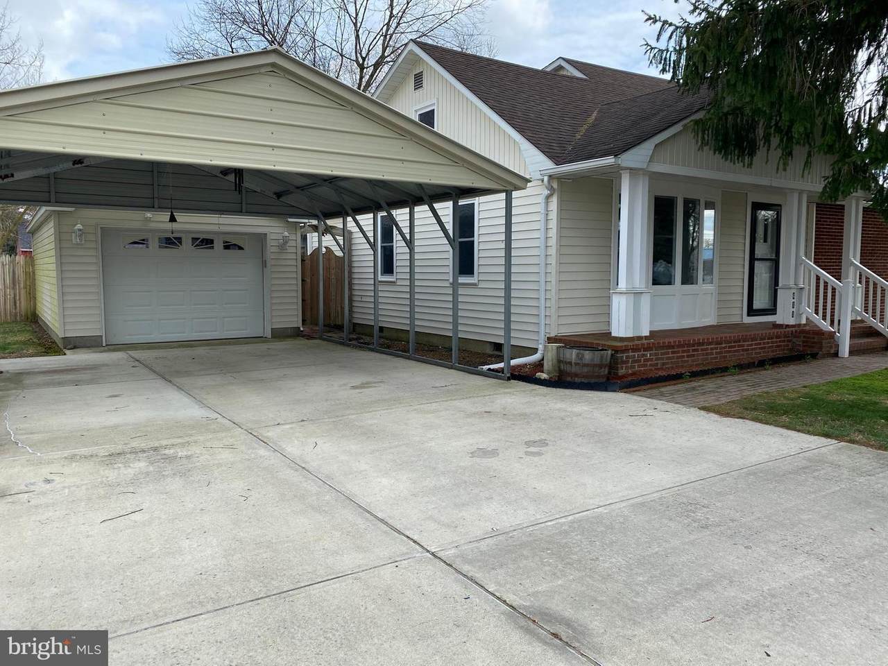 411 Oak Road - Photo 1