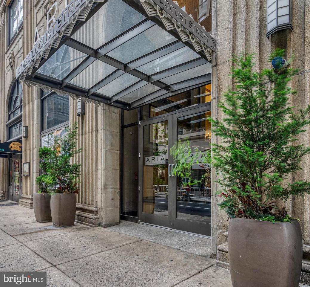 1425 Locust Street - Photo 1