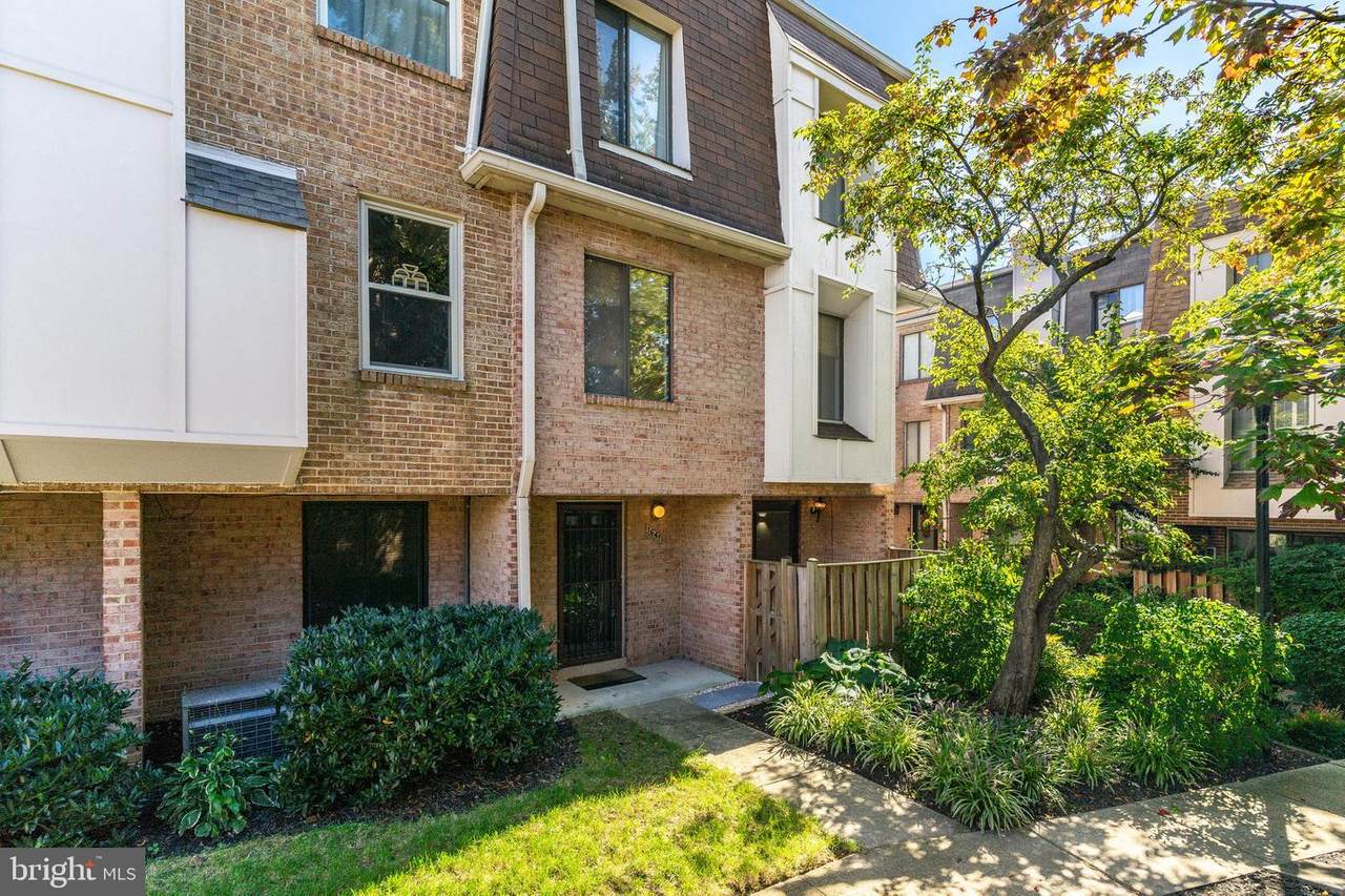 1647 Kenwood Avenue - Photo 1