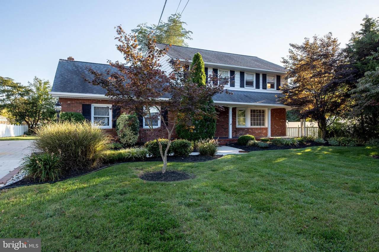 1661 Chestnut Avenue - Photo 1