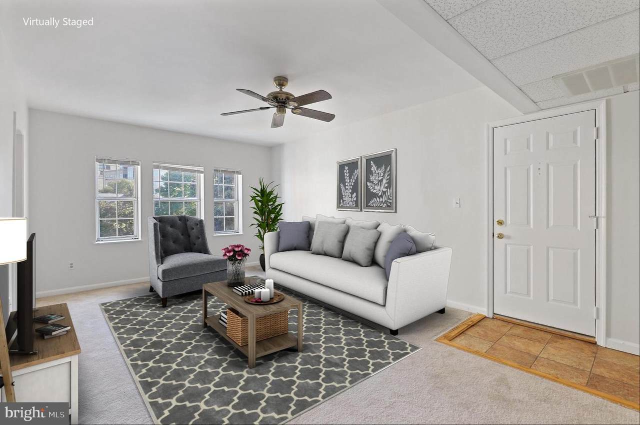 1728 Queens Lane - Photo 1