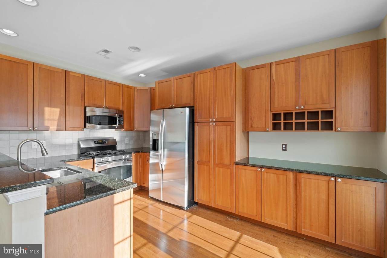 609 Admirals Way - Photo 1