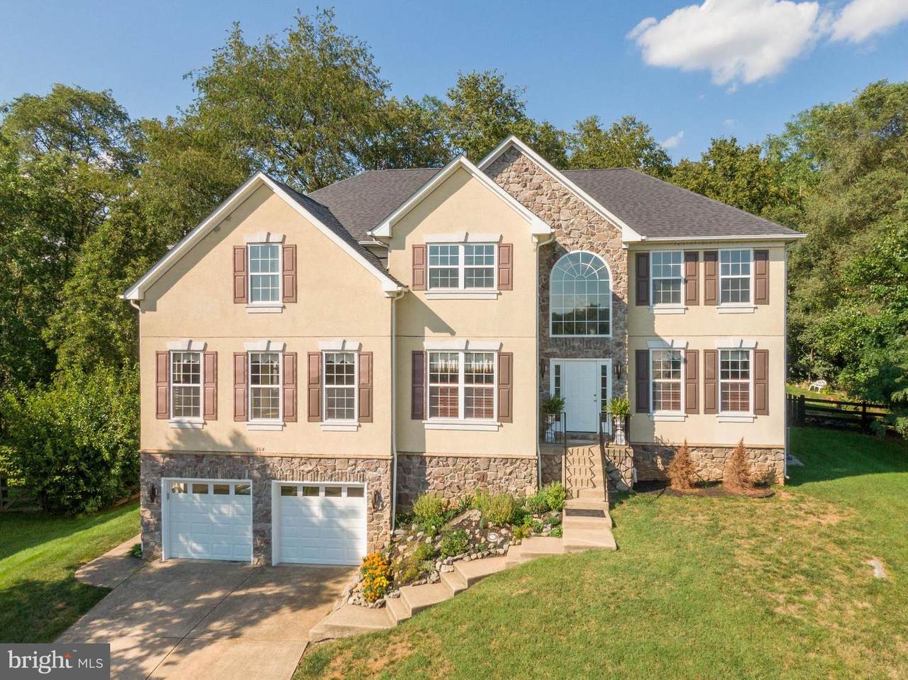 308 Henderson Court - Photo 1